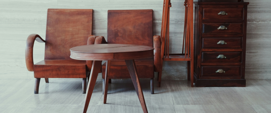 Meubles bas salon en bois foncé pour une décoration chaleureuse et élégante